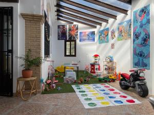 una sala de juegos con una motocicleta y juguetes en Casa Asador Sierra De Aracena, en Aracena