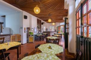 プエブロ・タパオにあるHotel Veraneras del Quindíoのテーブルと椅子が備わるレストラン