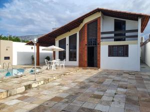 uma casa com um pátio e uma piscina em Casa Leonardo em São Luís