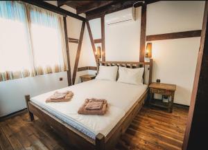 um quarto com uma cama com duas toalhas em Vila Chiflik Troyan em Troyan