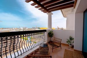 balcón con sillas y vistas a la ciudad en Voyage One Bedroom In Ansam, en Abu Dabi