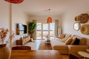 een woonkamer met een bank en een tafel bij Voyage One Bedroom In Ansam in Abu Dhabi