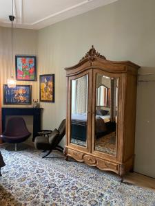 een woonkamer met een grote spiegel in de kamer bij Het huis met de Barbies in Arnhem