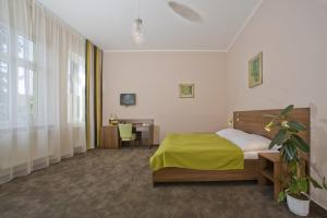 Postel nebo postele na pokoji v ubytování Hotel Zámeček