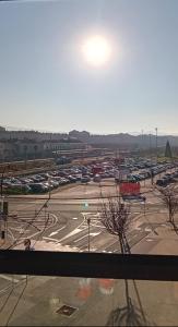 una vista de un aparcamiento con coches aparcados en Habitación Renfe, en Pamplona