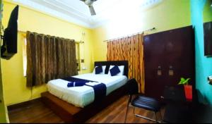 Een bed of bedden in een kamer bij Goroomgo Salt Lake Palace Kolkata - Fully Air Conditioned & Parking Facilities