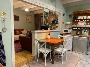 Кухня или мини-кухня в Maison La Roche Gite
 +30 фотографий