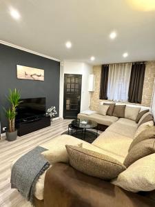 sala de estar amplia con sofá y TV en Une belle maison avec 2 chambre, en Croix