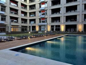 uma piscina em frente a um grande edifício em LOFT entero con excelente ubicación, a minutos de AGUADA PARK em Montevidéu