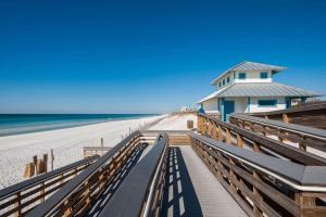 une promenade menant à un bâtiment sur la plage dans l'établissement Summerhouse Townhomes #27, à Destin