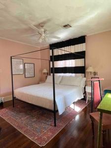 Un pat sau paturi într-o cameră la Blue Bungalow near OU Med/Downtown +31 fotografii