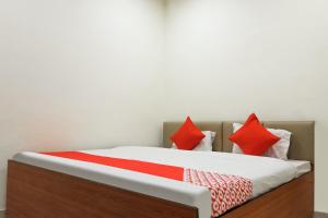 A bed or beds in a room at OYO Flagship KANCHAN PALACE