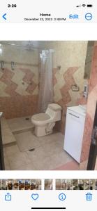 a bathroom with a toilet and a shower at Freddy's Suite in Ciudad Nezahualcóyotl
