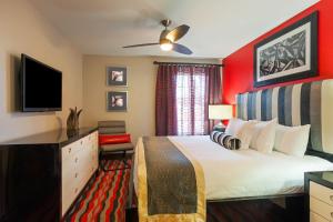 um quarto de hotel com uma cama e uma televisão de ecrã plano em Holiday Inn Club Vacations at Desert Club Resorts em Las Vegas