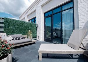 eine Terrasse mit einem Sofa und einem Stuhl in der Unterkunft Reunion Hotel in Nashville