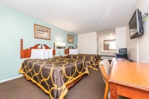 een hotelkamer met een bed en een bureau bij Sunrise Inn in Eastman