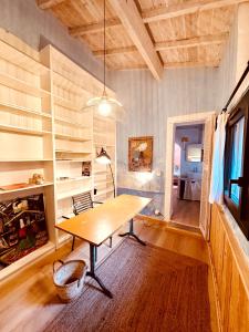 a dining room with a wooden table in a room at *L'Orangeraie* Maison avec jardin, tennis, parking in Nîmes