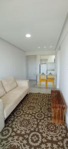 uma sala de estar com um sofá e uma mesa em Jaguaribe Praia em Salvador