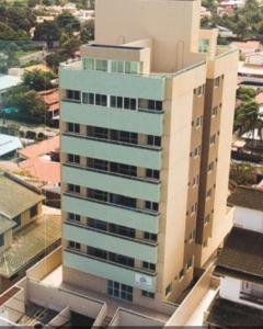 an overhead view of a tall building in a city at Jaguaribe Praia in Salvador
