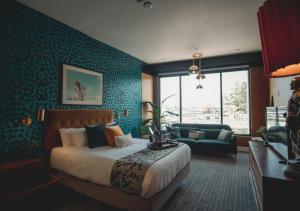 Un dormitorio con una cama y una sala de estar. en Reunion Hotel, en Nashville