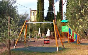 Agriturismo Villa Guarnaschelli的儿童游玩区
