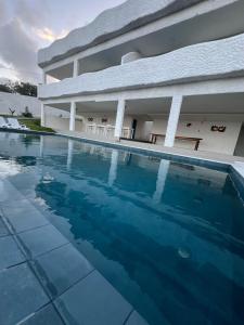 馬拉戈日的住宿－KEFI POUSADA，大楼前的游泳池