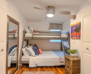ライエにあるBeachfront Condo with ACの二段ベッド2台と鏡のある部屋 +37枚の写真