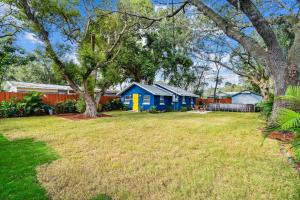 einen Hof mit einem blauen und gelben Haus in der Unterkunft Casa De Sarasota Cozy fun and discreet getaway in Sarasota