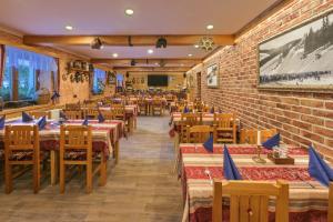 Reštaurácia alebo iné gastronomické zariadenie v ubytovaní Hotel Resort Martin & Kristyna