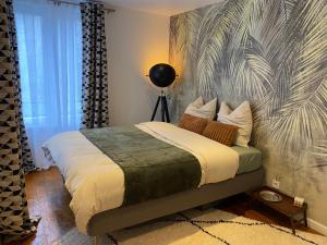 - une chambre avec un lit orné d'une grande peinture murale dans l'établissement Un nid douillet- parking privé-résidence fermée-45m2, à Aubervilliers