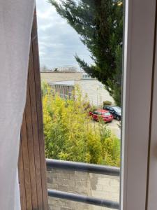 une fenêtre avec vue sur un parking dans l'établissement Un nid douillet- parking privé-résidence fermée-45m2, à Aubervilliers
