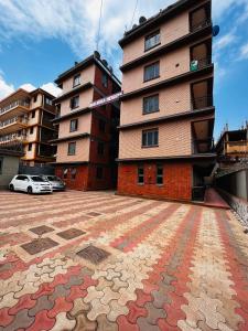 坎帕拉的住宿－Kampala Flat，建筑前方的马赛克地板建筑