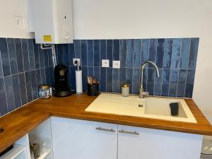 Küche/Küchenzeile in der Unterkunft Un nid douillet- parking privé-résidence fermée-45m2