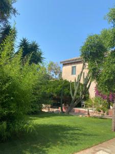 A garden outside Corte Boero Bed&Breakfast