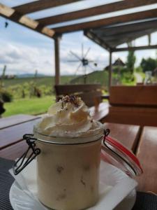 einen Drink in einer Glastasse auf einem Tisch in der Unterkunft Zweytick Gästezimmer Weingut in Ratsch an der Weinstraße