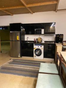 y cocina con microondas y lavadora. en Duplex 4-Bedroom Apartment with Seaview, en Sharm El Sheikh