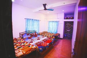 1 dormitorio con 2 camas en una habitación en Gokul farm house en Sasan Gir