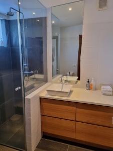 een badkamer met een wastafel en een douche bij Spói Guesthouse in Hvolsvöllur