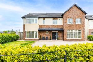 an image of a house with a driveway at Modern Homestay Rooms Dublin Airport 15 minutes in Ballyboughal