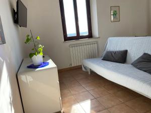 a living room with a couch and a table at LA QUERCIA Appartamenti in Ortona