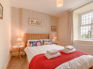 1 dormitorio con 1 cama grande y toallas. en 3 Bed in Ingleton 93212, en Ingleton