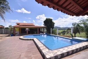 uma piscina em frente a uma casa em Recanto Minas a Goiás em Ceres