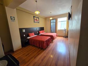 Postel nebo postele na pokoji v ubytování Pacific Suites Hotel
