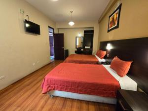 Postel nebo postele na pokoji v ubytování Pacific Suites Hotel