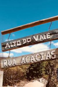 a wooden sign that says albario doave naja asacers at Yê Tiny Houses in Palmeiras
