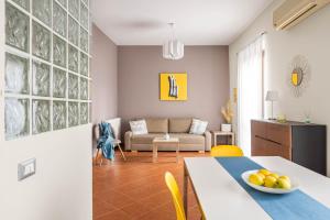 uma sala de estar com uma mesa e um sofá em Sedie Volanti Apartment with Jacuzzi em Palermo