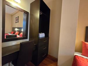 Postel nebo postele na pokoji v ubytování Pacific Suites Hotel