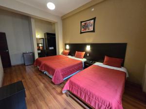 Postel nebo postele na pokoji v ubytování Pacific Suites Hotel