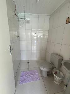 Koupelna v ubytování Casa aconchegante a 5min a pé da praia de Boracéia!