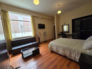 TV a/nebo společenská místnost v ubytování Pacific Suites Hotel